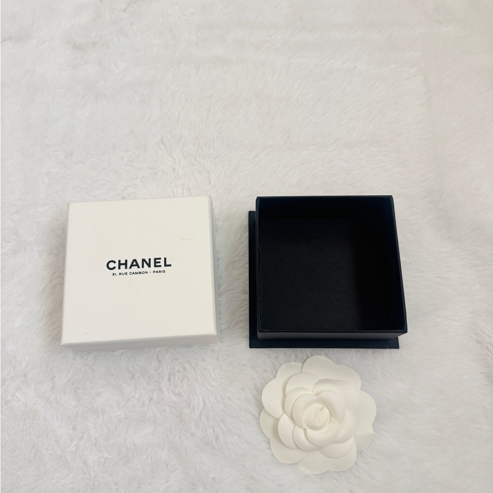Chanel gift box with new flower - Paris - 31 Rue Cambon